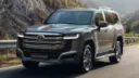 خودرو لندکروزر ۳۰۰ (Land Cruiser 300) مدل ۲۰۲۷ در حال حرکت در جاده کوهستانی