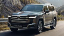 خودرو لندکروزر ۳۰۰ (Land Cruiser 300) مدل ۲۰۲۷ در حال حرکت در جاده کوهستانی
