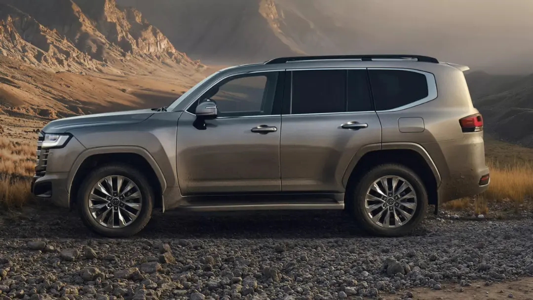 خودرو لندکروزر ۳۰۰ (Land Cruiser 300) مدل ۲۰۲۷ در مسیر کوهستانی