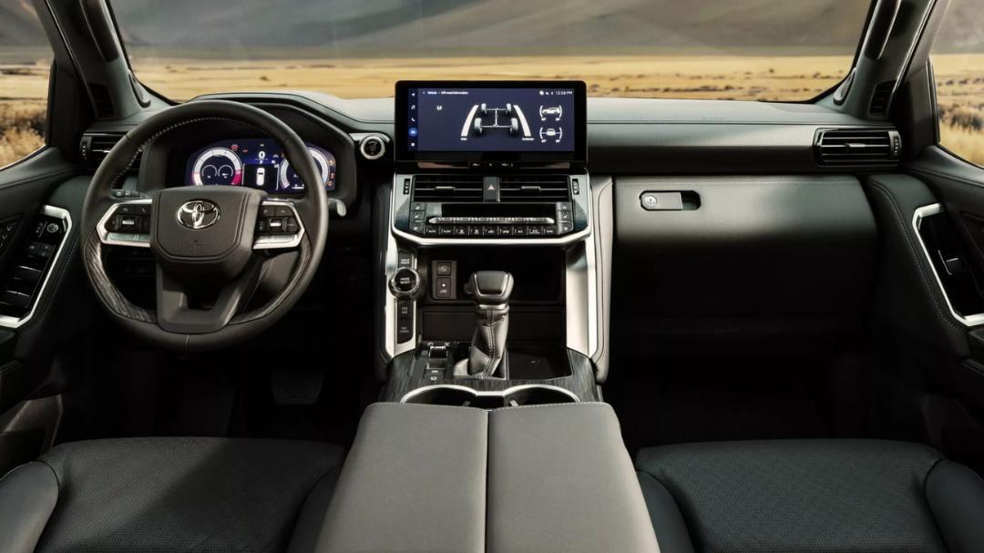 داشبورد و فرمان خودروی تویوتا لندکروزر ۳۰۰ (Toyota Land Cruiser 300) با نمایشگر دیجیتال