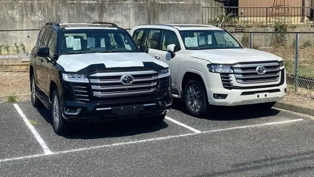 دو خودروی تویوتا لندکروزر ۳۰۰ (Toyota Land Cruiser 300) با رنگ‌های مشکی و سفید در پارکینگ