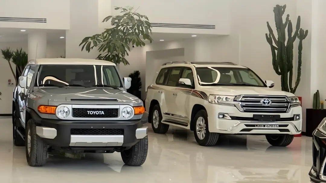خودروهای تویوتا (Toyota) شامل لندکروزر (Land Cruiser) و اف‌جی کروزر در نمایشگاه
