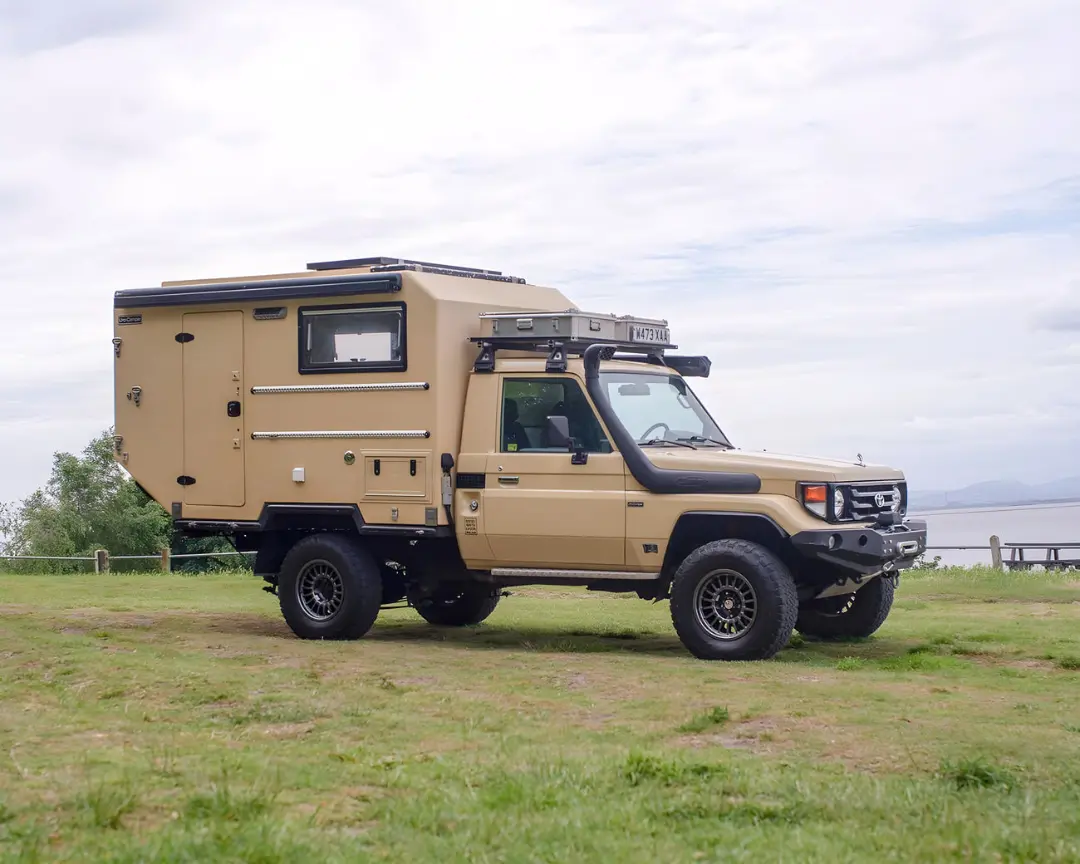 تویوتا لندکروزر (Toyota Land Cruiser) سری ۷۰ مدل ۲۰۰۰ با اتاق کمپینگ آفرود
