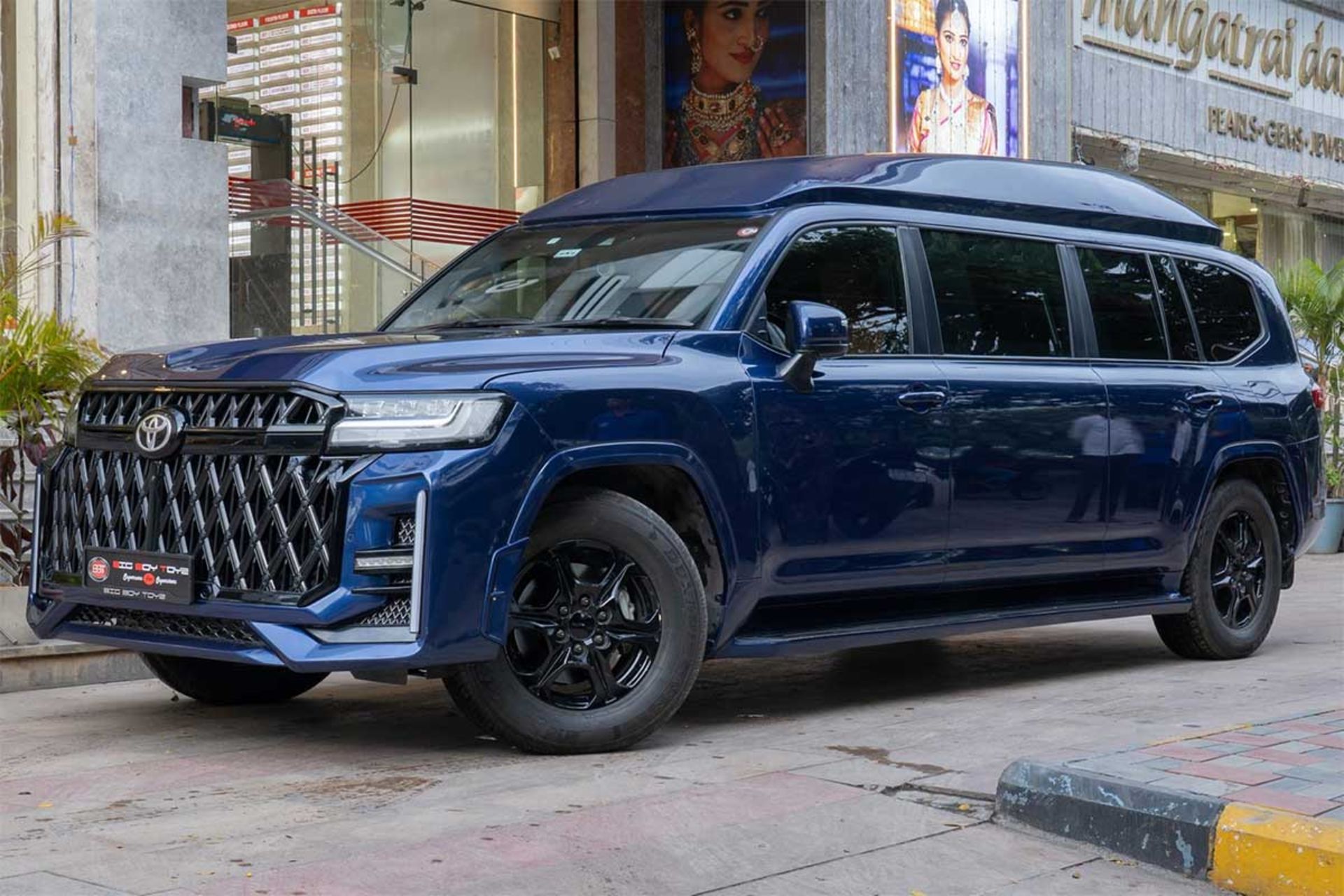 تویوتا لندکروزر لیموزین 