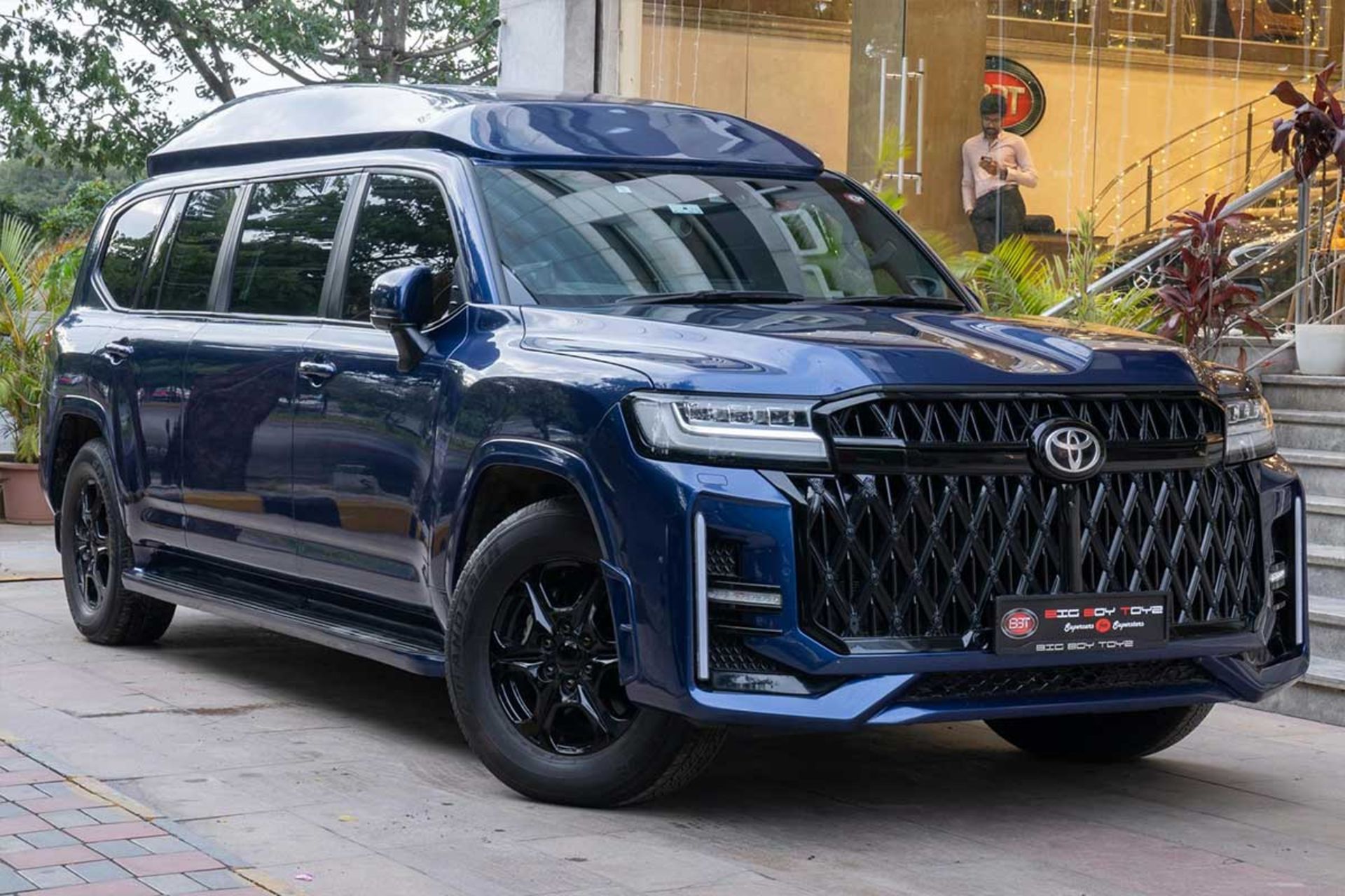 تویوتا لندکروزر لیموزین 