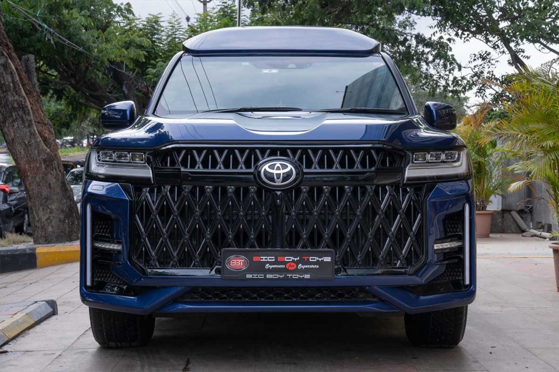 تویوتا لندکروزر لیموزین 