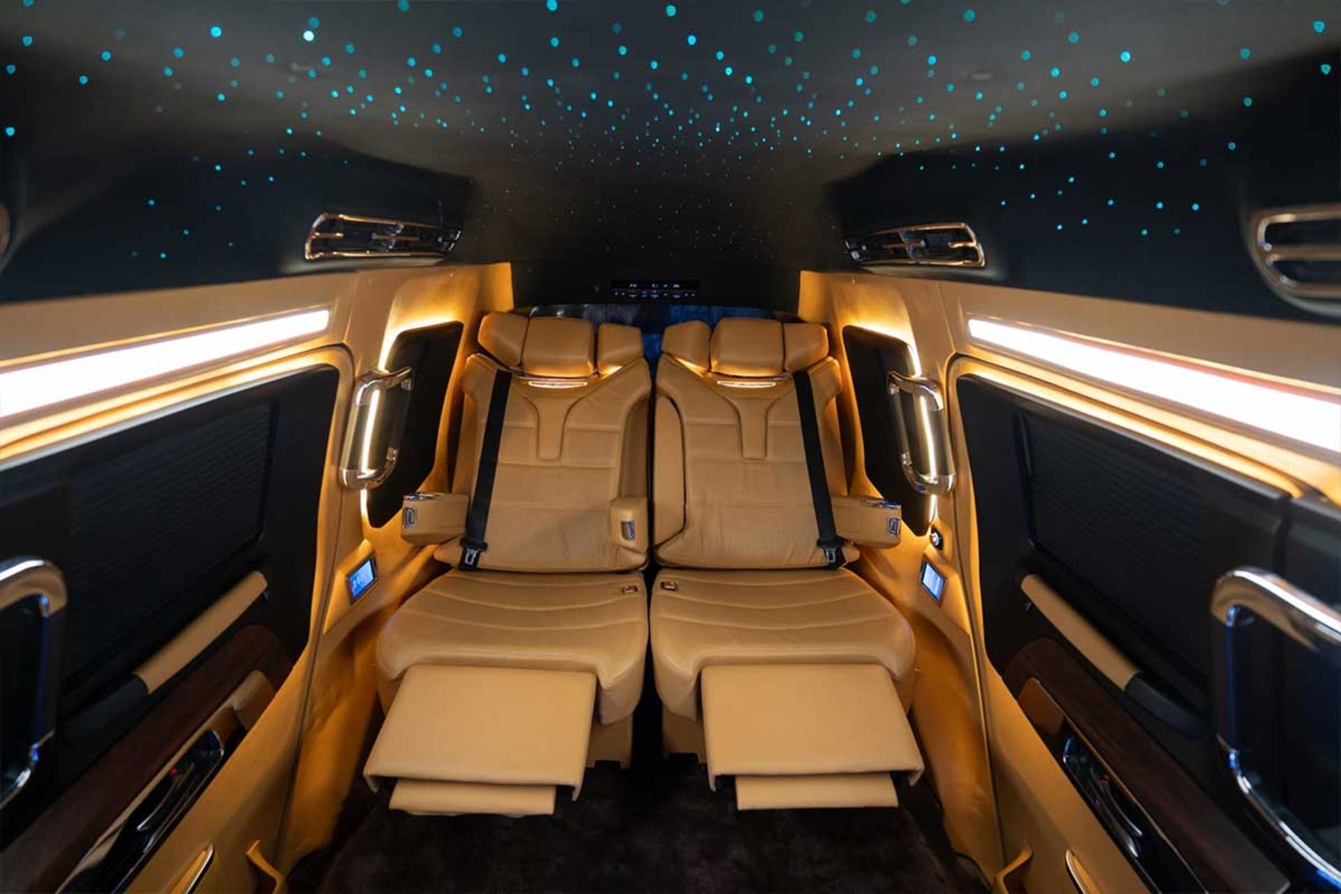 تویوتا لندکروزر لیموزین 