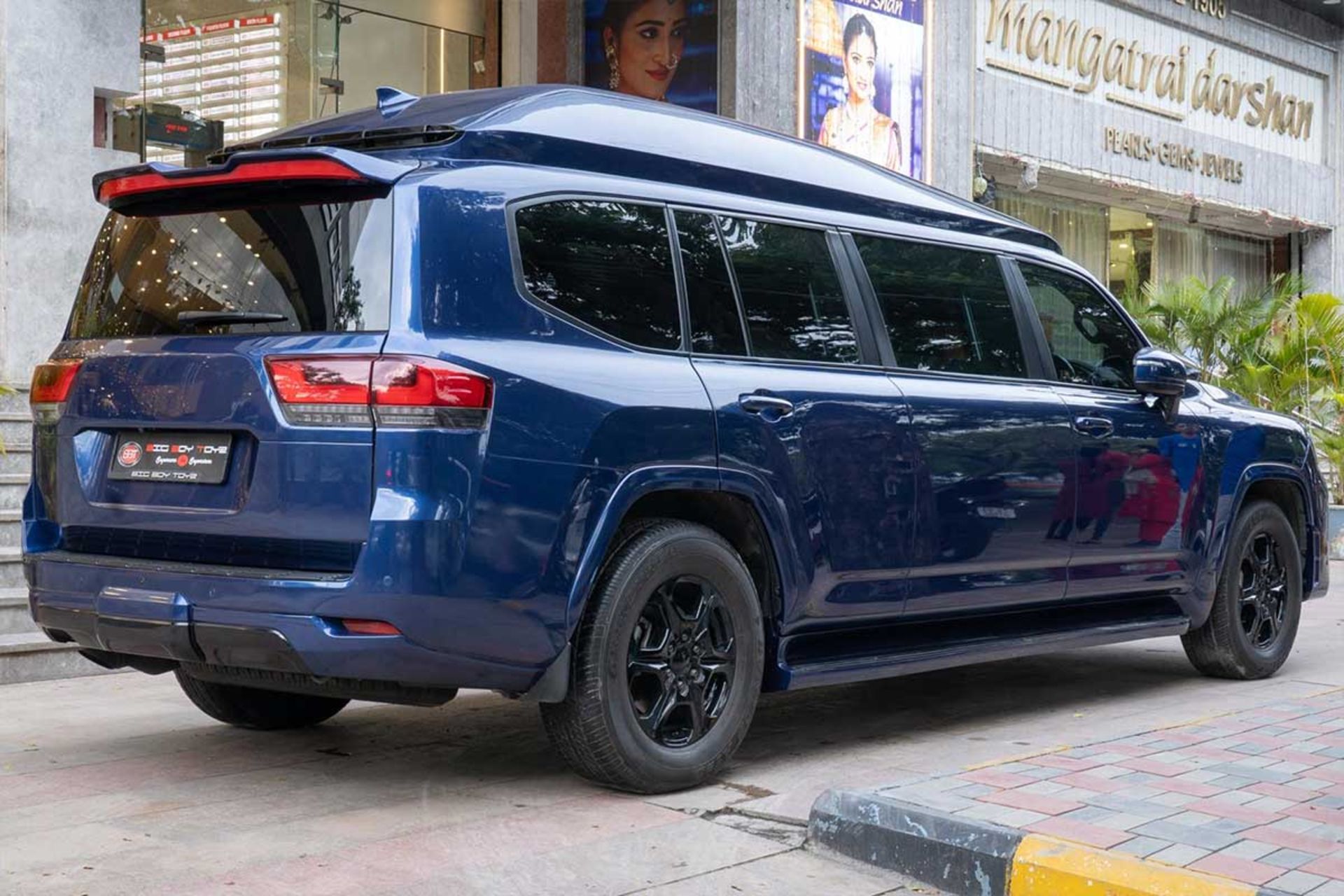 تویوتا لندکروزر لیموزین 