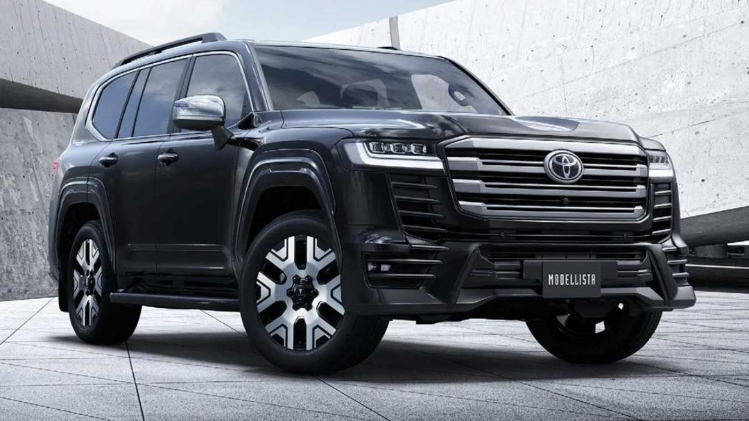 تویوتا لندکروزر (Toyota Land Cruiser) مدل ۳۰۰ با کیت بدنه مشکی مودلیستا