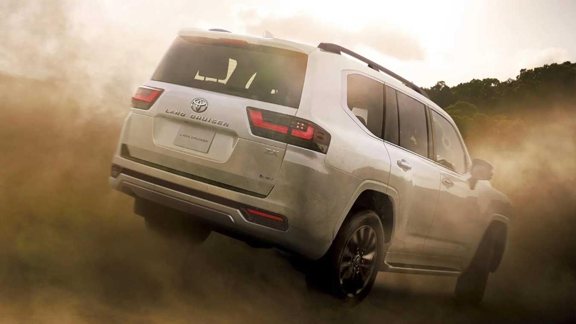 تویوتا لندکروزر (Toyota Land Cruiser) هیبریدی در حال حرکت در مسیر خاکی