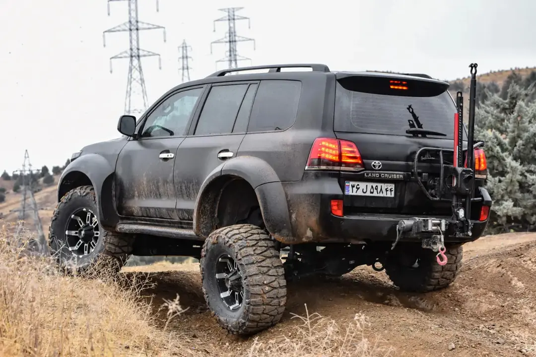 خودرو تویوتا لندکروزر (Toyota Land Cruiser) سیاه رنگ در حال حرکت در مسیر خاکی