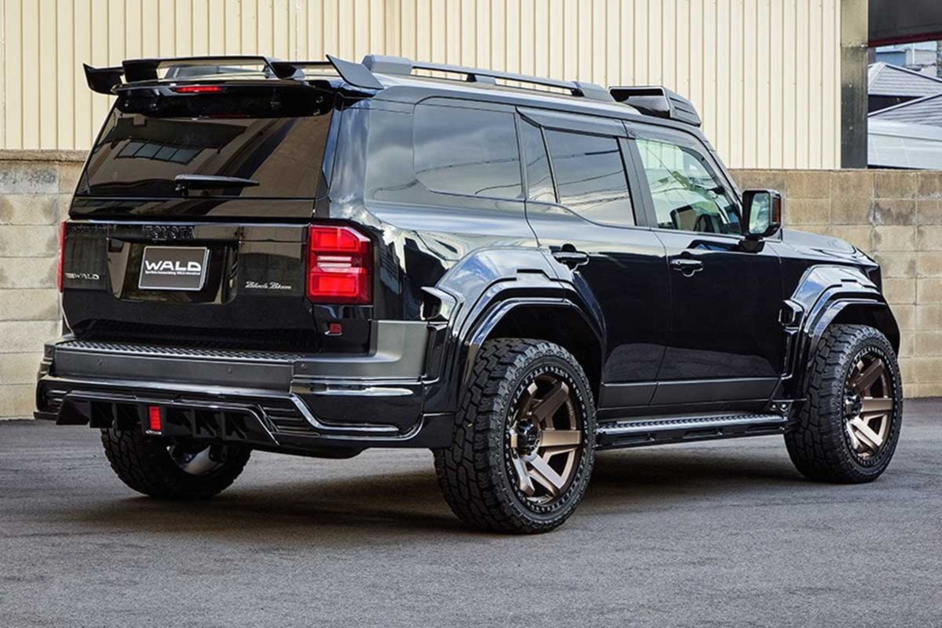 تویوتا لندکروزر پرادو با تیونینگ والد