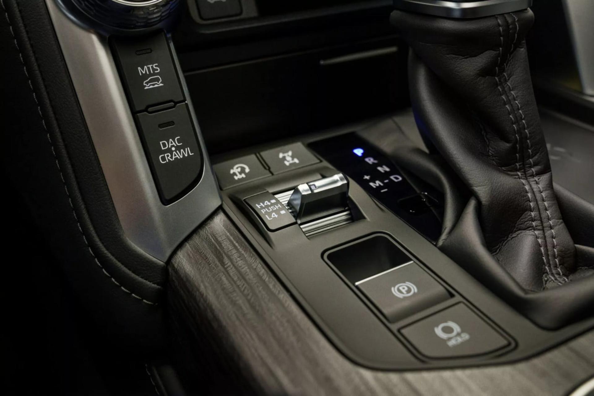 پنل کنترل گیربکس و دکمه‌های سیستم‌های آفرود در کابین لندکروزر ۳۰۰ (Land Cruiser 300)