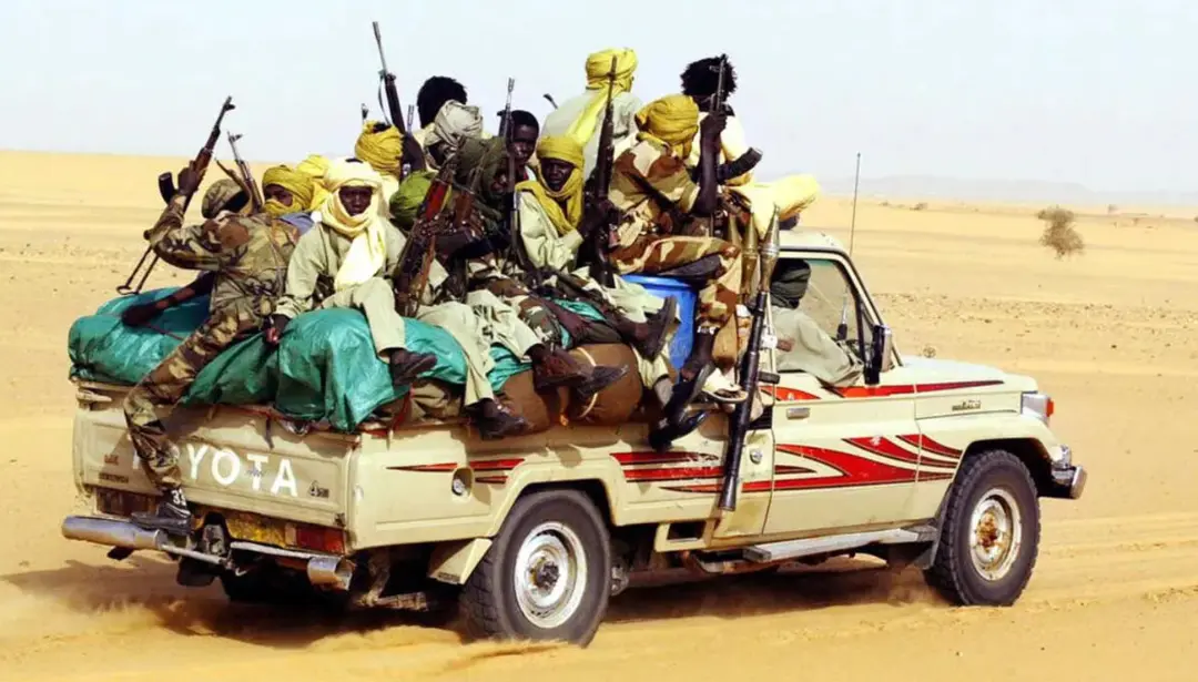 تویوتا لندکروزر (Toyota Land Cruiser) حامل گروهی از افراد مسلح در بیابان