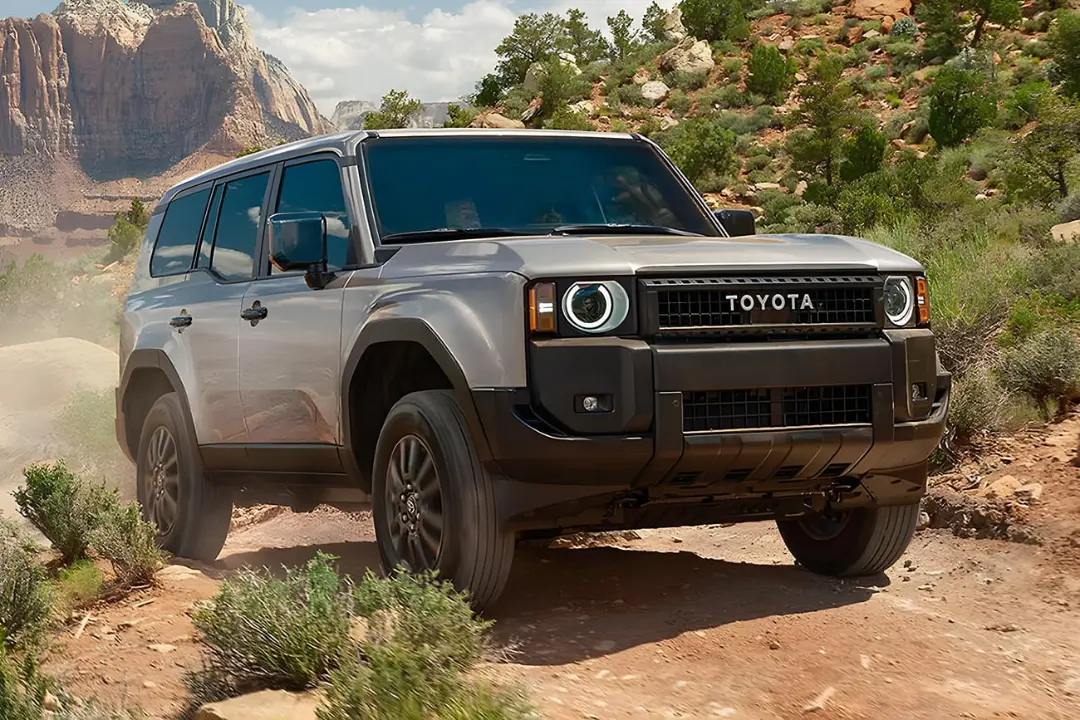 تویوتا لندکروزر سری ۲۵۰ (Toyota Land Cruiser 250) در حال حرکت در مسیر خاکی