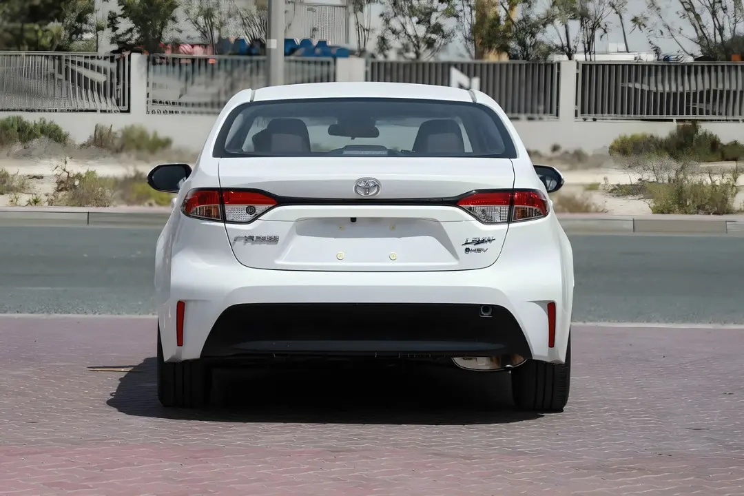 نمای عقب خودروی سفید تویوتا لوین (Toyota Levin) مدل ۲۰۲۵ هیبرید