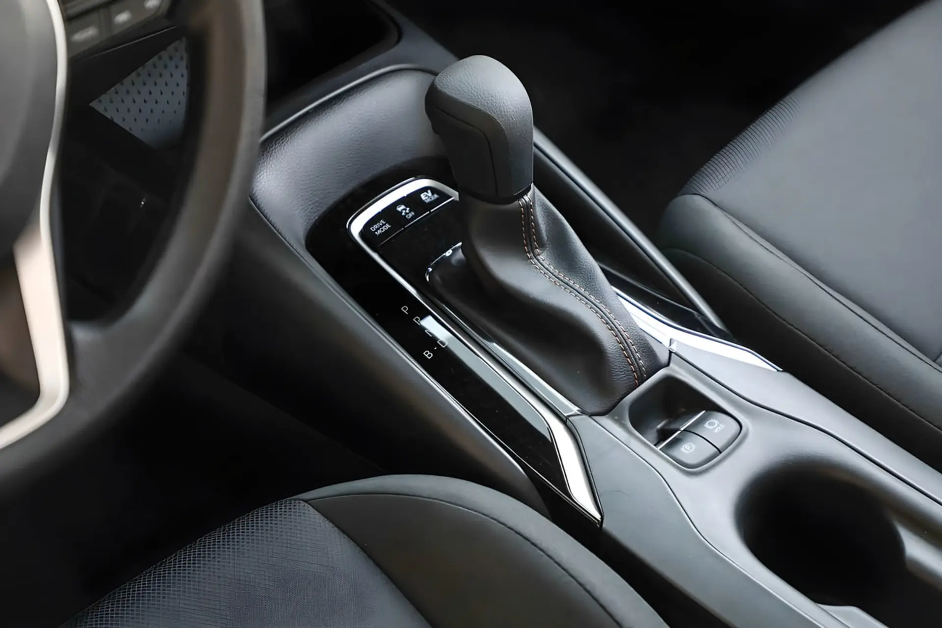 دنده و کنسول مرکزی خودروی تویوتا لوین (Toyota Levin) مدل ۲۰۲۵