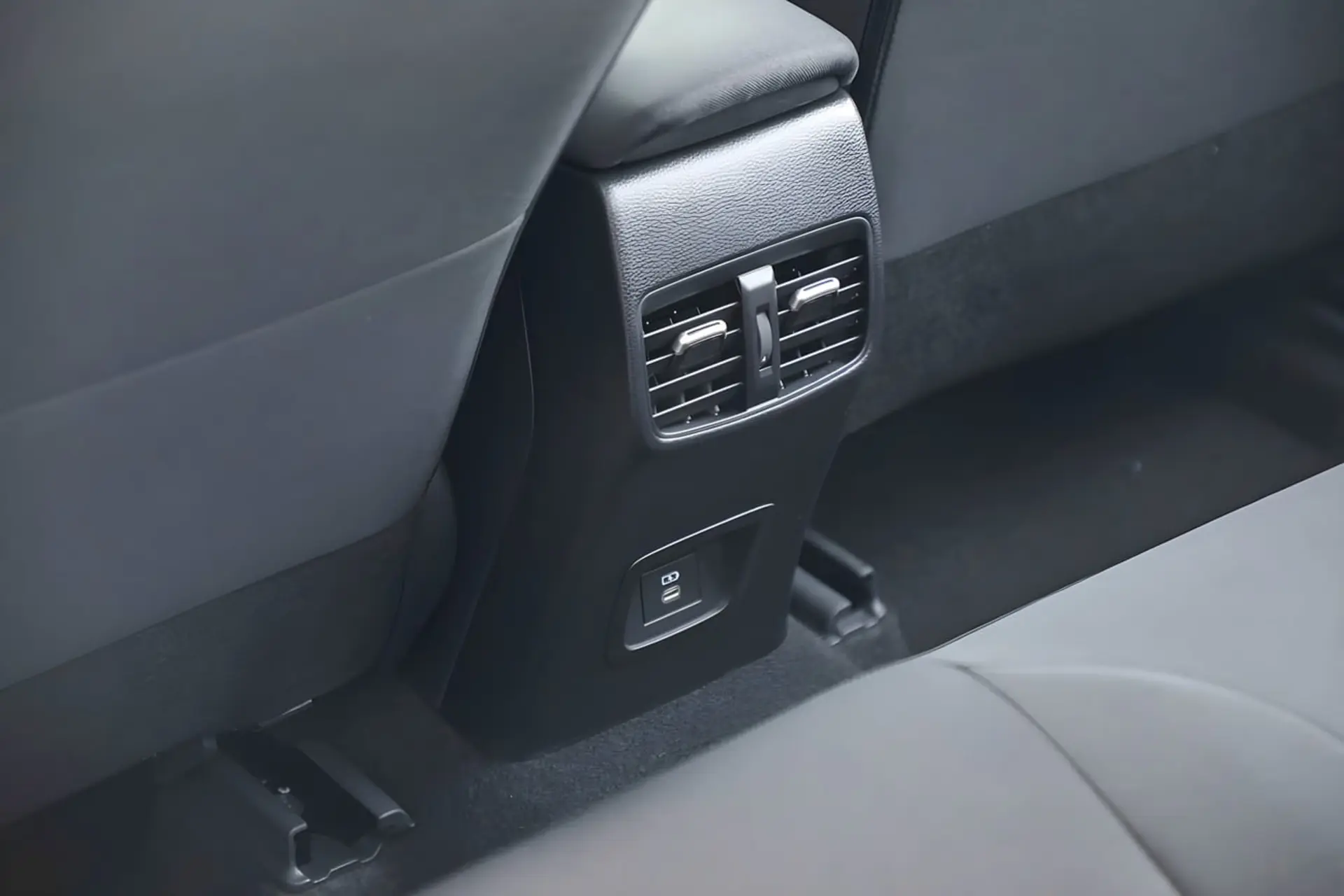 خروجی‌های تهویه مطبوع و درگاه شارژ در کابین عقب تویوتا لوین (Toyota Levin)