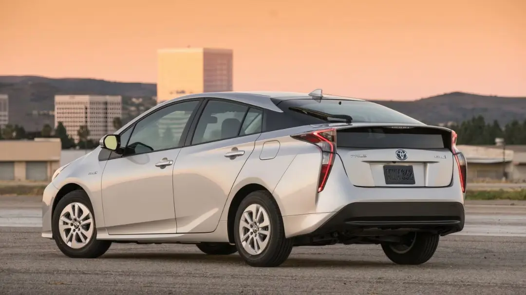 خودرو هیبریدی تویوتا پریوس (Toyota Prius) نقره‌ای در فضای باز