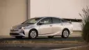 خودرو هیبریدی تویوتا پریوس (Toyota Prius) نقره‌ای رنگ در نمای جانبی