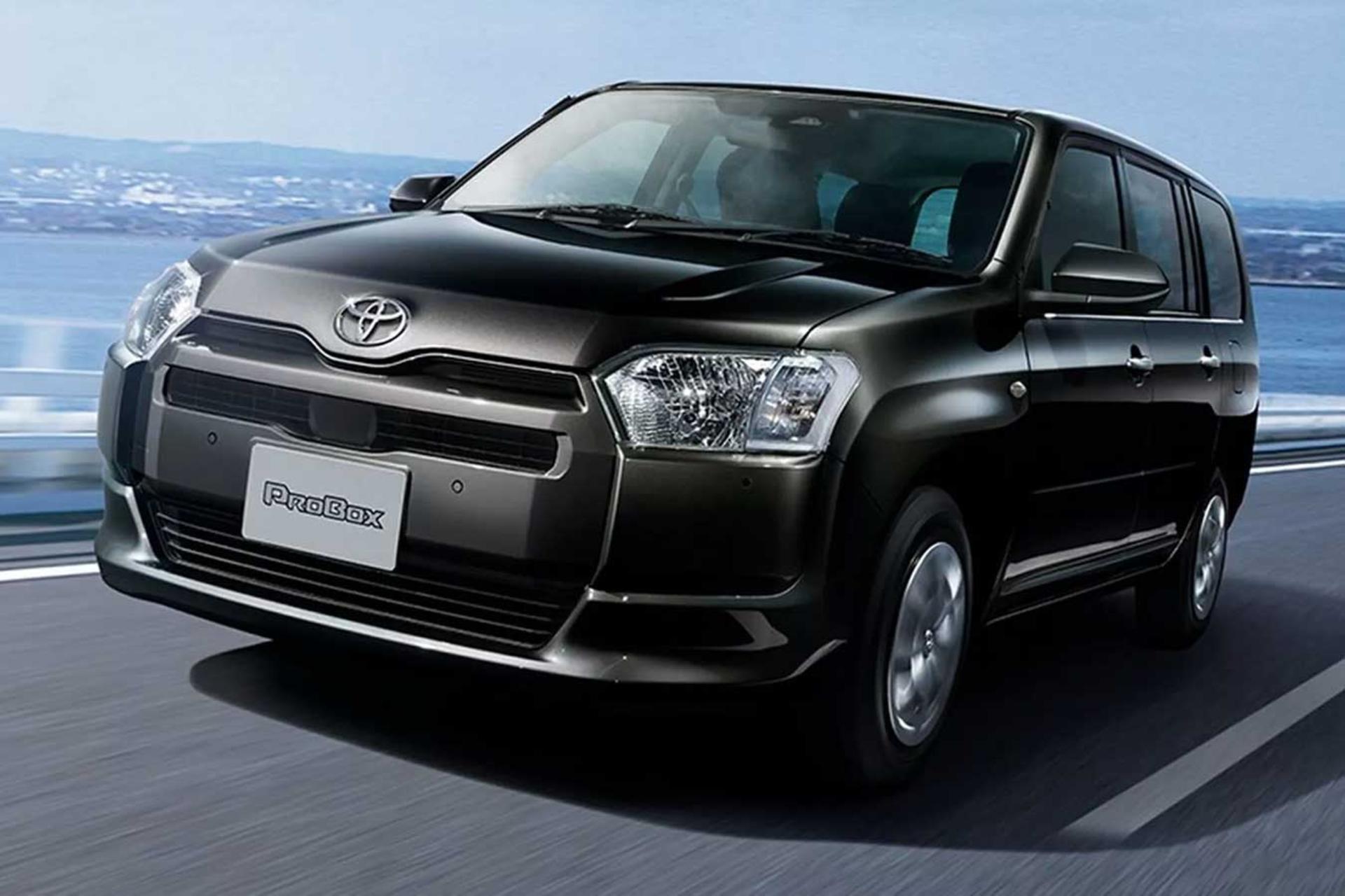 خودرو استیشن تویوتا پروباکس (Toyota Probox) در حال حرکت در جاده