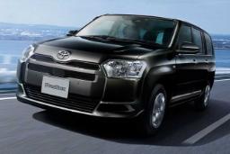 خودرو استیشن تویوتا پروباکس (Toyota Probox) در حال حرکت در جاده