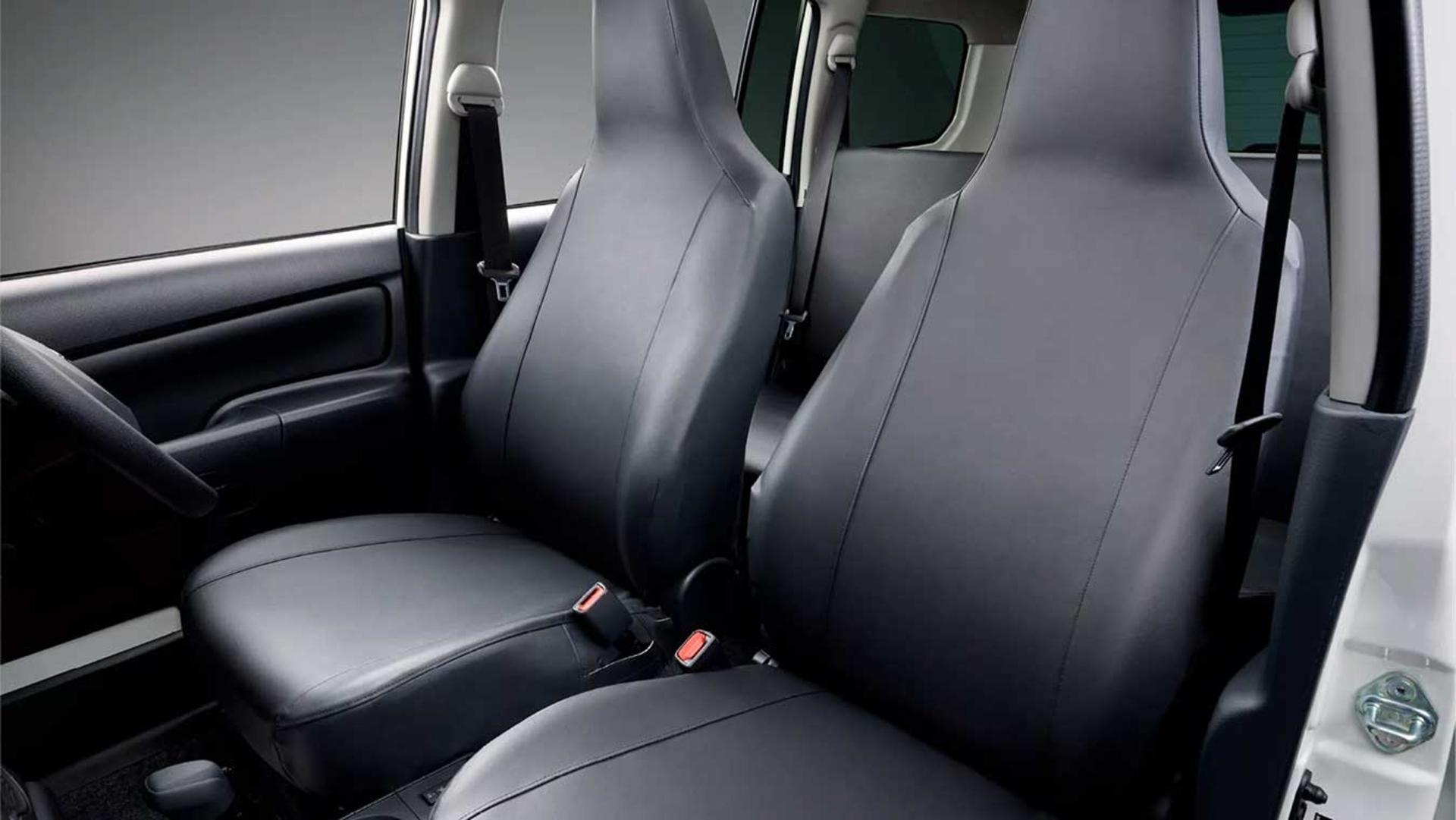 صندلی‌های چرمی مشکی خودروی تویوتا پروباکس (Toyota Probox) در کابین جلو
