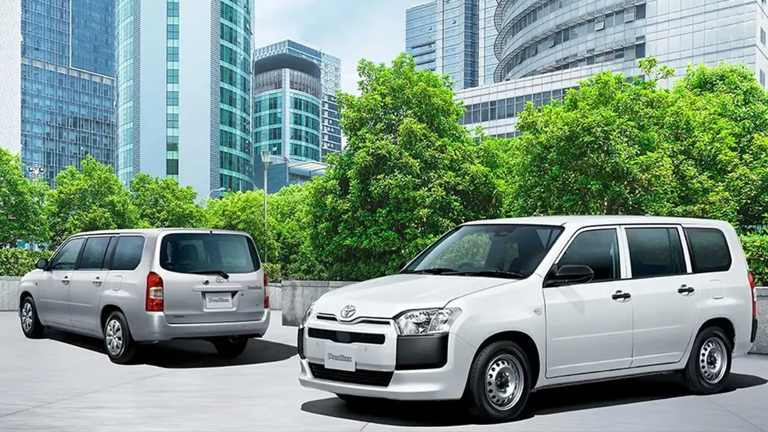 خودروهای تویوتا پروباکس (Toyota Probox) سفید رنگ در فضای شهری
