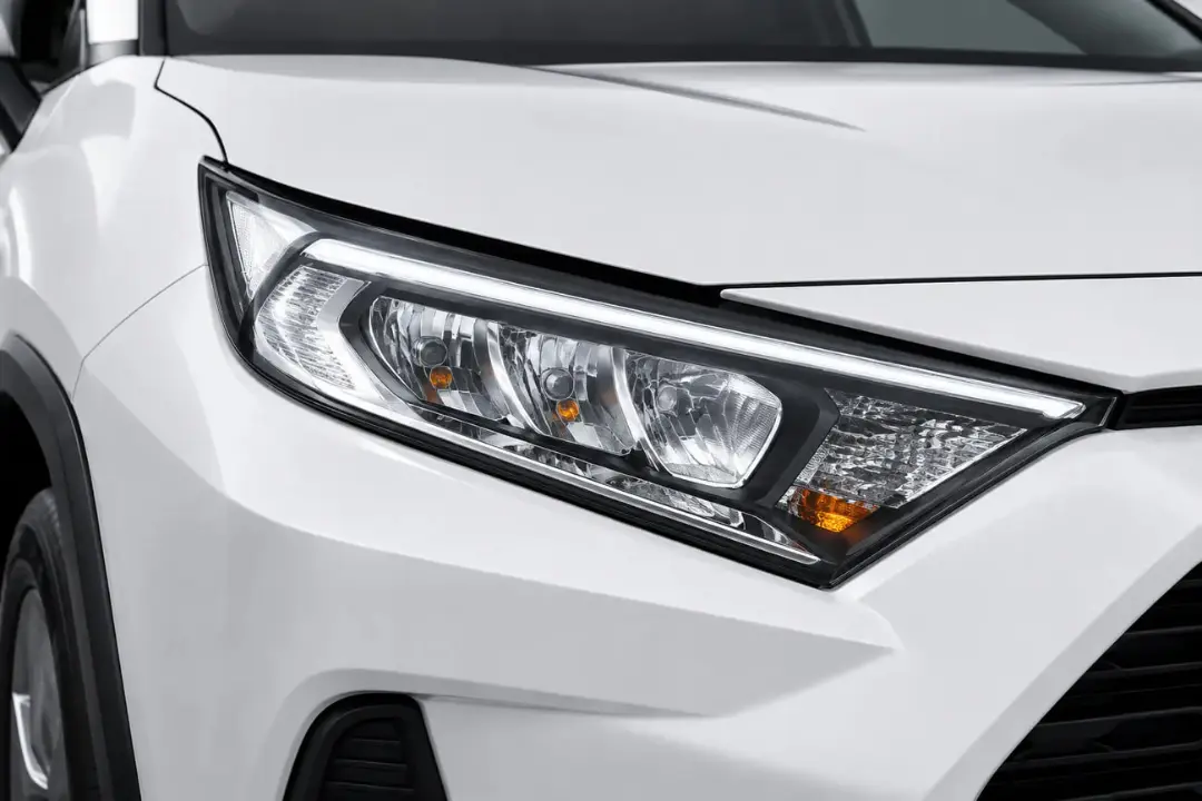 چراغ جلوی خودروی تویوتا (Toyota) RAV4 مدل ۲۰۲۵ با بدنه سفید