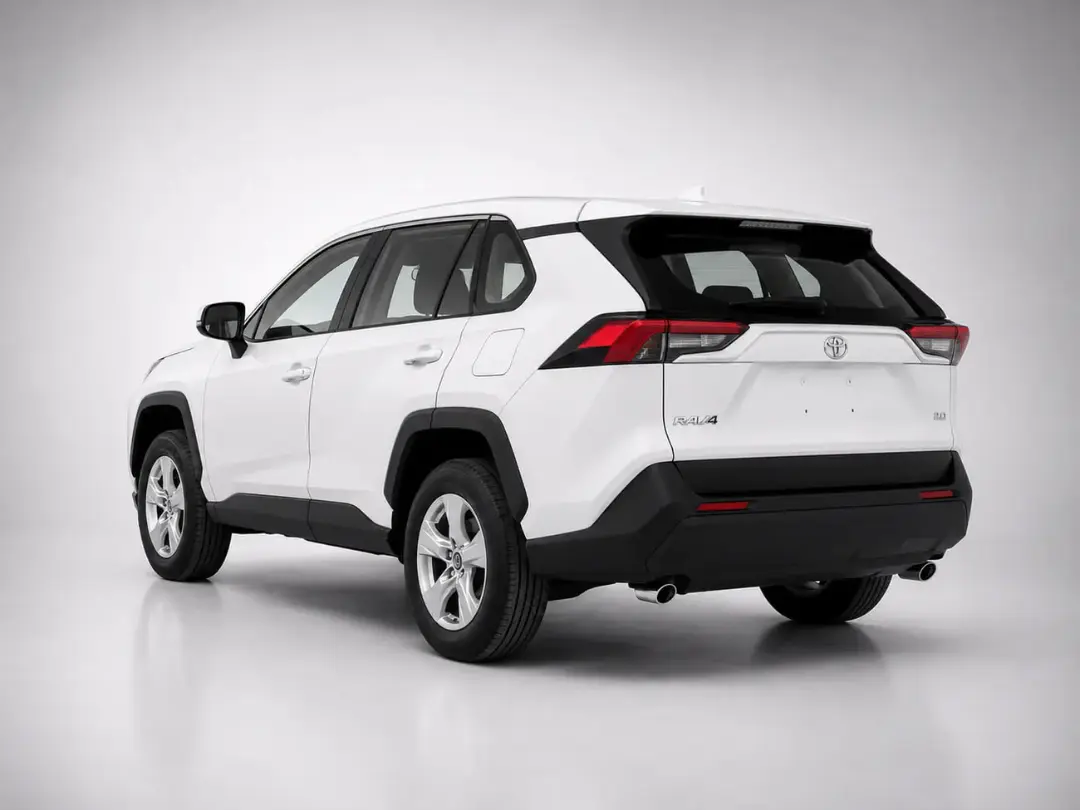 تویوتا RAV4 (Toyota RAV4) مدل ۲۰۲۵ سفید رنگ در نمای عقب و سه چهارم