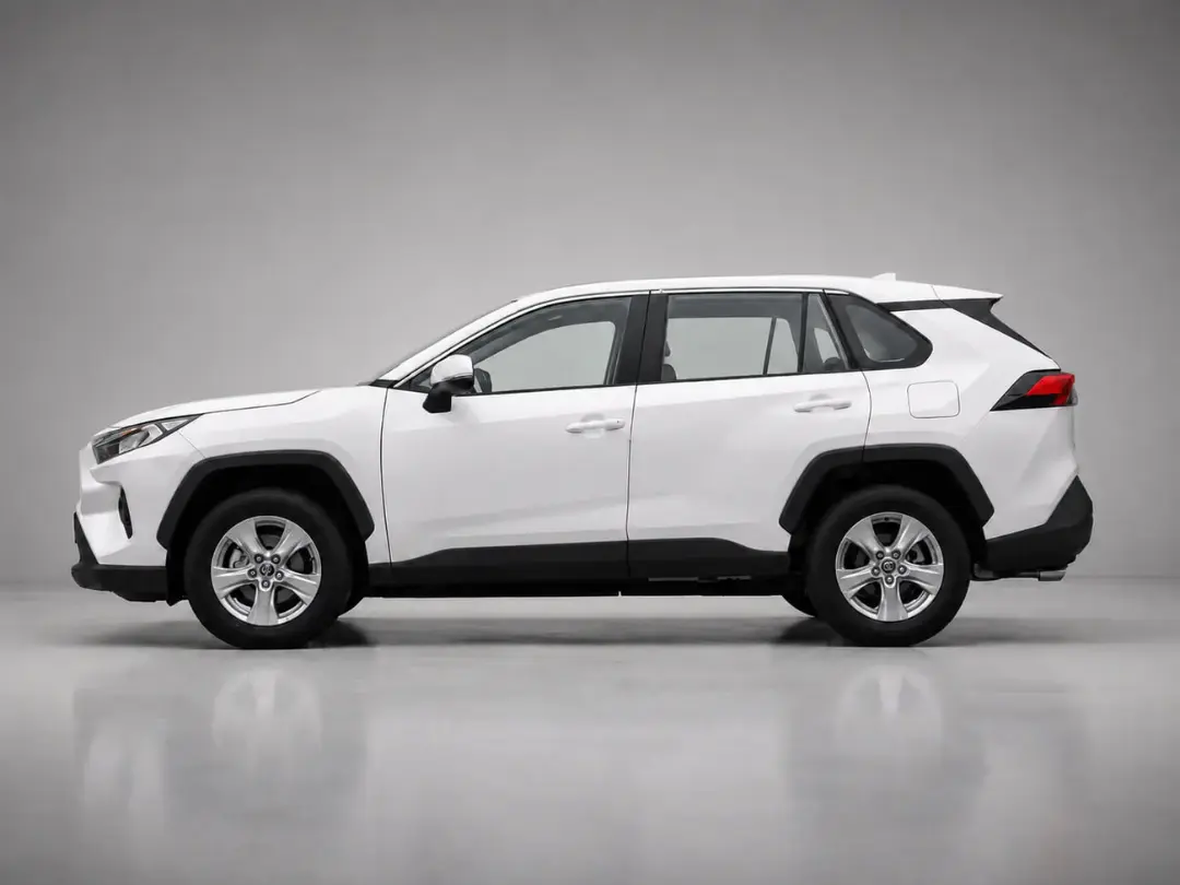 خودرو سفید رنگ تویوتا (Toyota) RAV4 مدل ۲۰۲۵ از نمای جانبی
