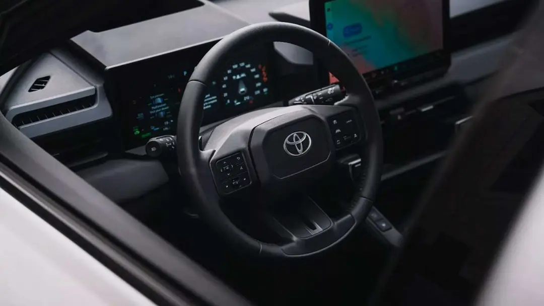 نمای کابین و فرمان خودروی تویوتا راو۴ (Toyota RAV4) با نمایشگرهای دیجیتال