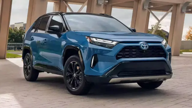 خودرو تویوتا RAV4 (Toyota RAV4) آبی رنگ در نمای سه چهارم جلویی