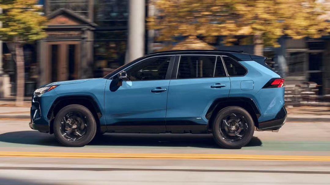 خودرو تویوتا RAV4 (Toyota RAV4) آبی رنگ در حال حرکت در خیابان