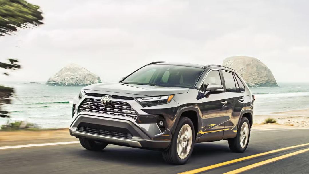 خودرو تویوتا راو۴ (Toyota RAV4) در حال حرکت در جاده‌ای ساحلی