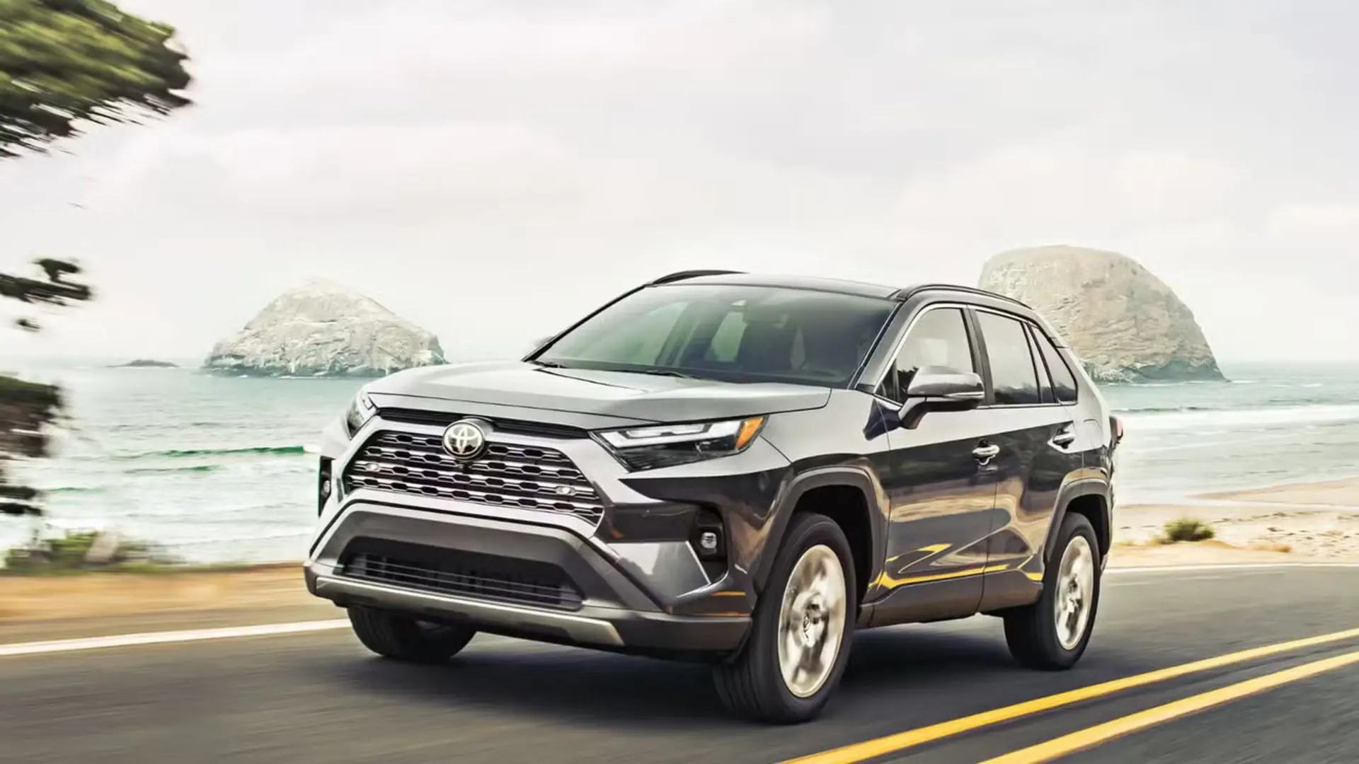 خودرو تویوتا راو۴ (Toyota RAV4) در حال حرکت در جاده‌ای ساحلی