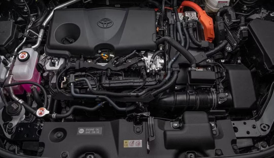 موتور خودرو تویوتا (Toyota) RAV4 با قطعات و سیم‌کشی‌های داخلی