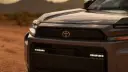 جلوی خودروی تویوتا RAV4 HEV Woodland (Toyota RAV4) در محیط بیابانی