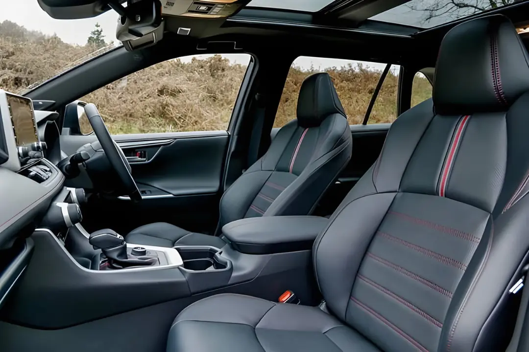 صندلی‌ها و داشبورد خودروی تویوتا راو۴ (Toyota RAV4) هیبرید مدل ۲۰۲۶