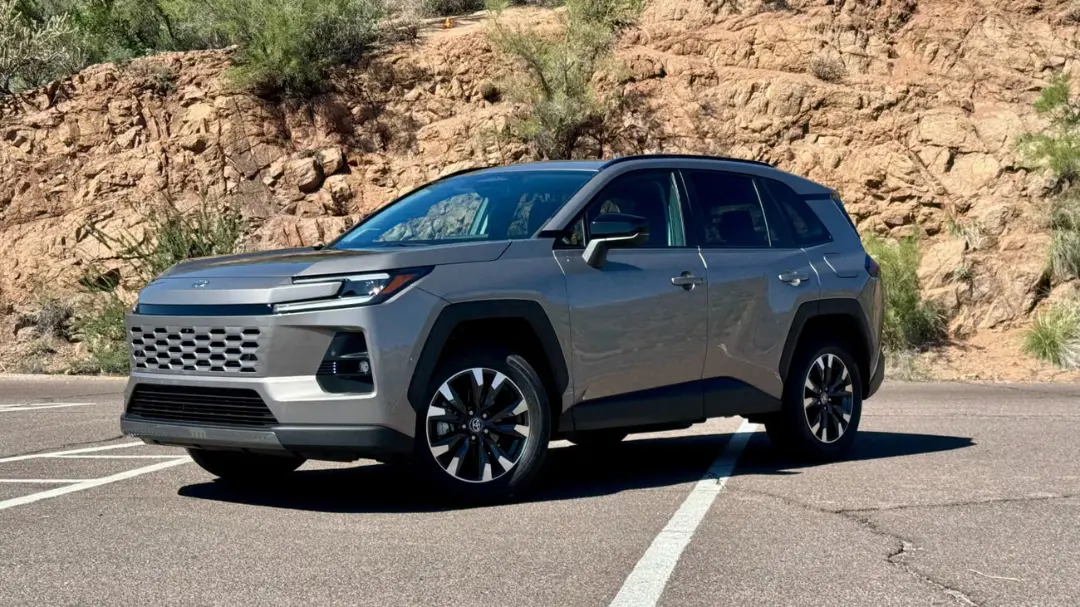 خودرو تویوتا RAV4 (Toyota RAV4) هیبریدی در فضای باز