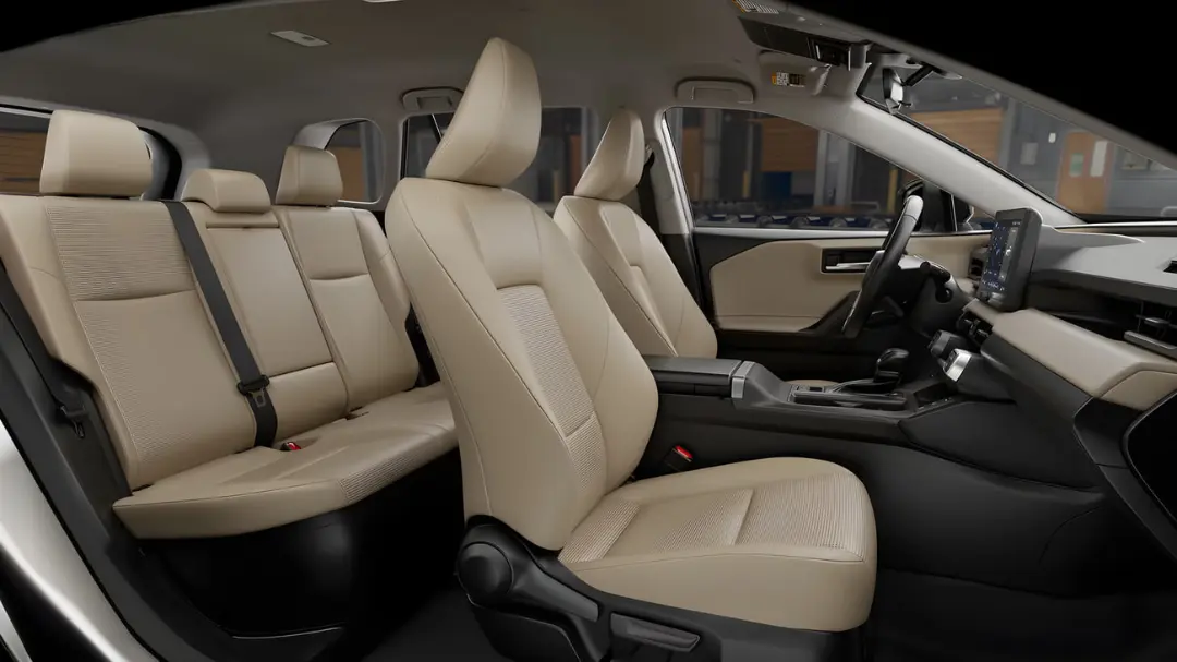 صندلی‌های چرمی کرم‌رنگ کابین خودروی تویوتا راو۴ (Toyota RAV4)