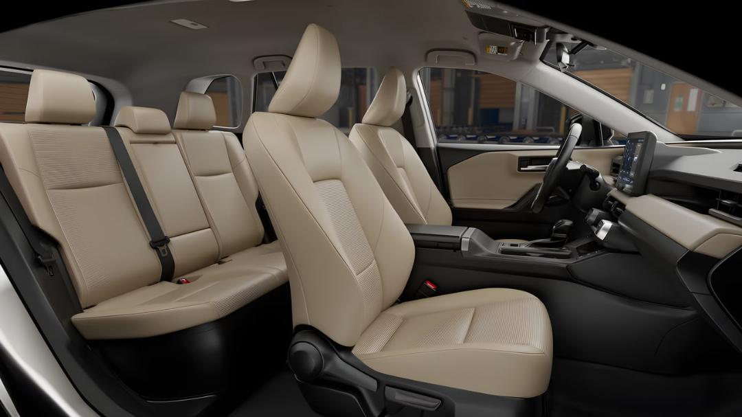 صندلی‌های چرمی کرم‌رنگ کابین خودروی تویوتا راو۴ (Toyota RAV4)