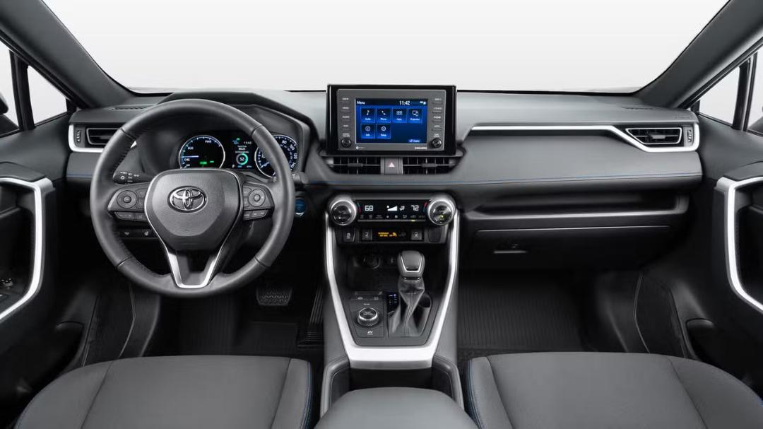 نمای داخلی و داشبورد خودروی تویوتا (Toyota) RAV4 با سیستم اطلاعاتی دیجیتال