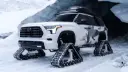 تویوتا (Toyota) مجهز به زنجیرهای مخصوص برف‌نوردی در محیط کوهستانی