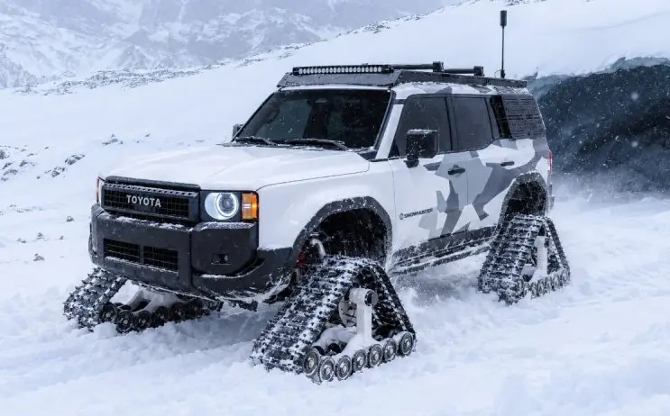 خودروی تویوتا (Toyota) مجهز به زنجیر جایگزین چرخ برای حرکت در برف