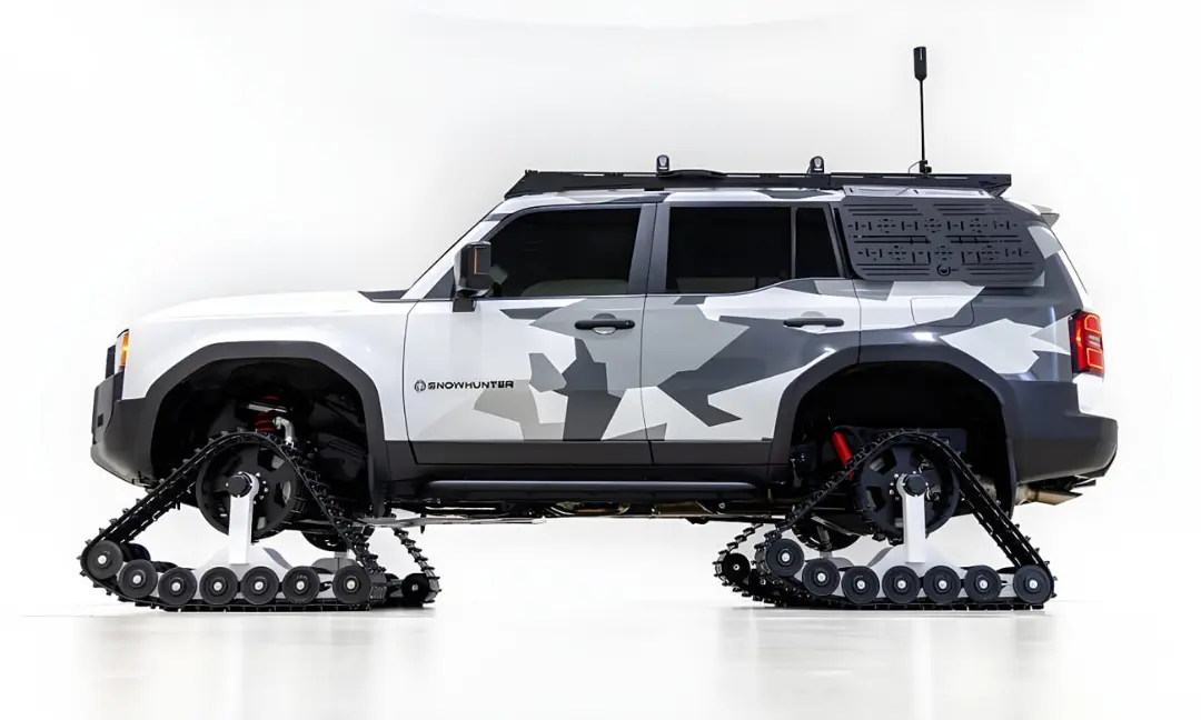 خودروی مفهومی تویوتا اسنوهانتر (Toyota Snowhunter) مجهز به زنجیرهای حرکت روی برف