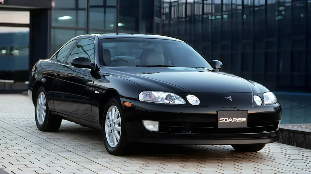 خودرو تویوتا سورر (Toyota Soarer) مشکی رنگ در فضای باز