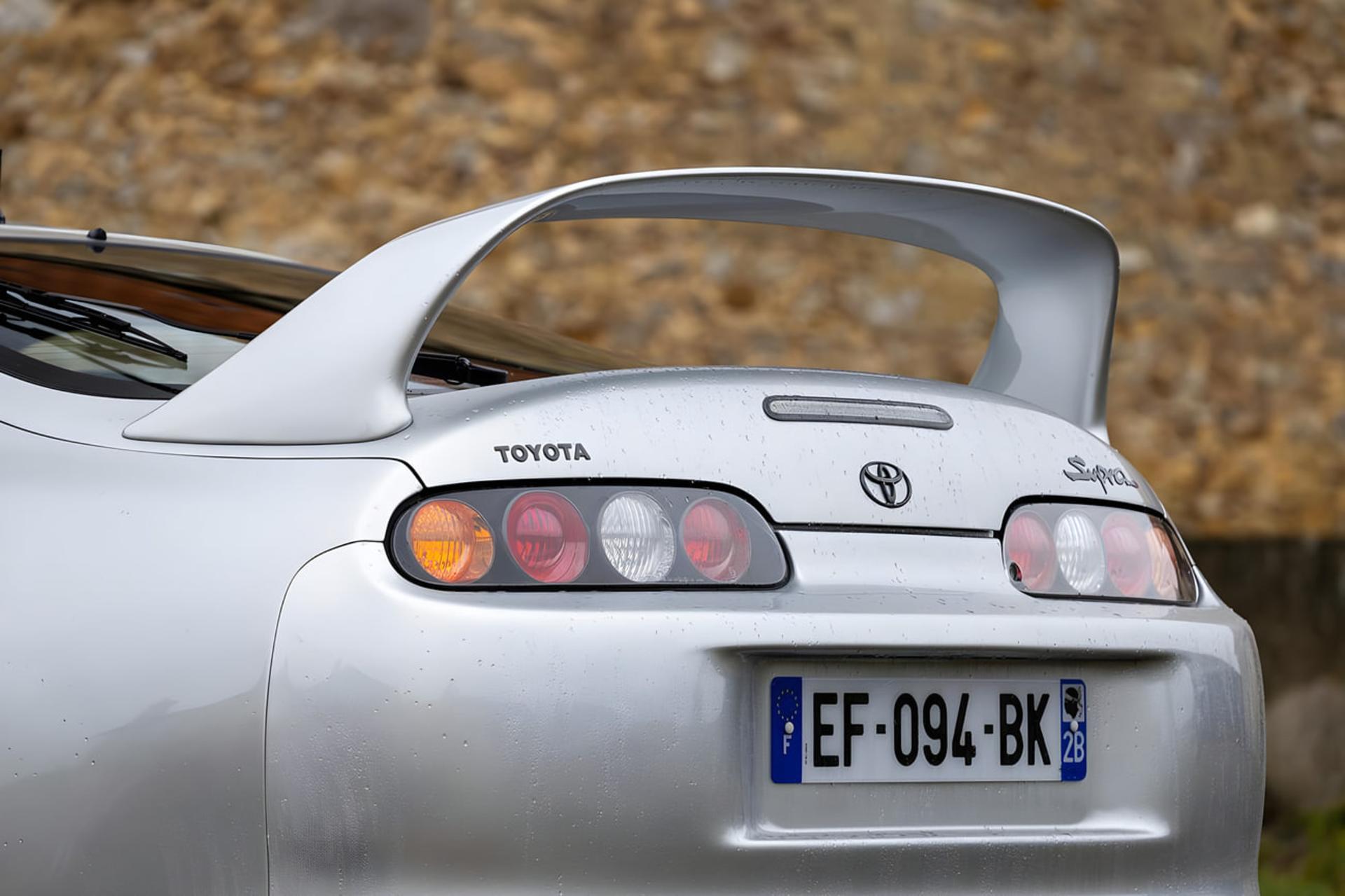 بال عقب بزرگ خودروی تویوتا سوپرا (Toyota Supra) در نمای نزدیک
