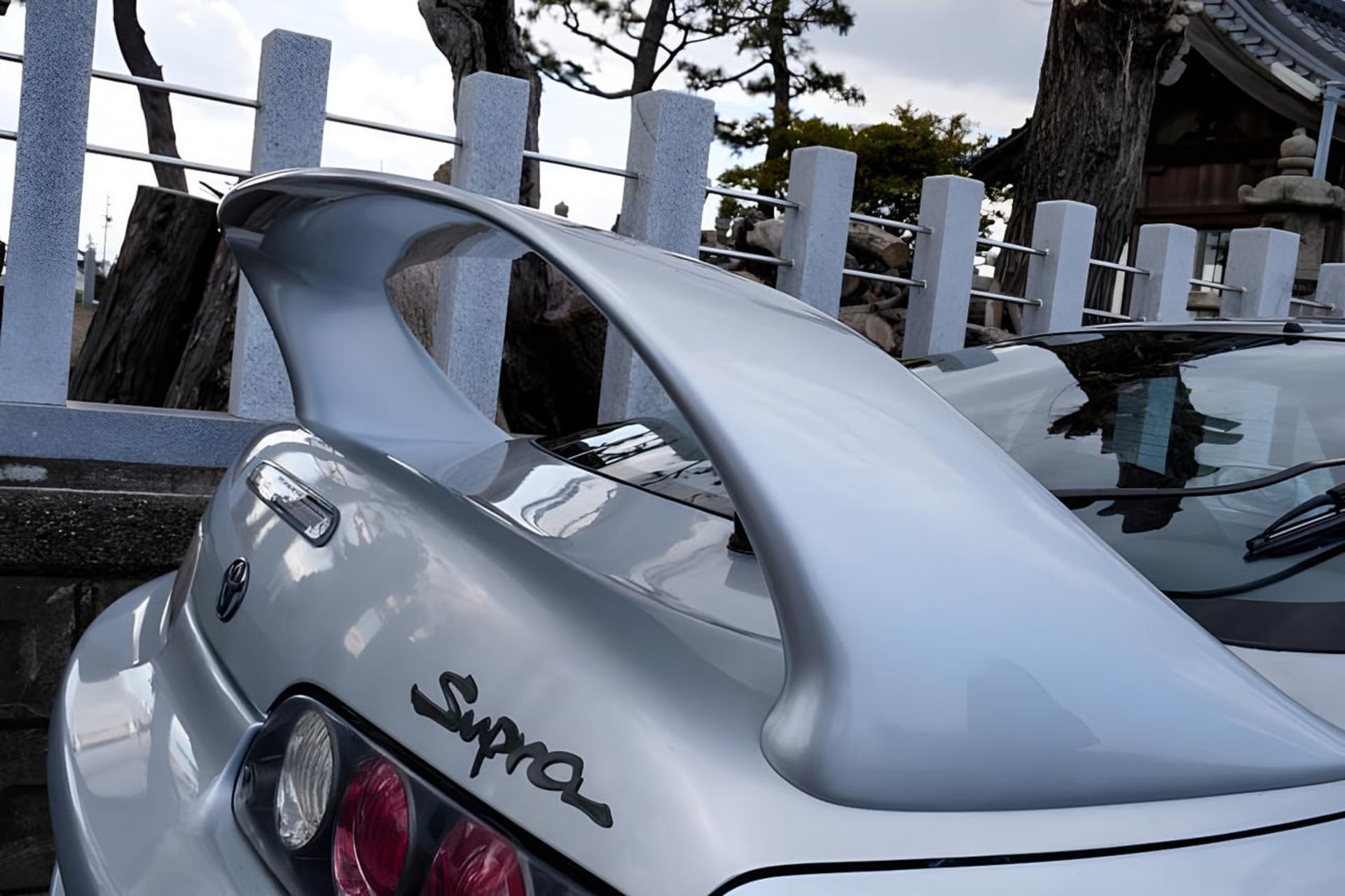 بال عقب بزرگ خودروی تویوتا سوپرا (Toyota Supra) در نمای نزدیک