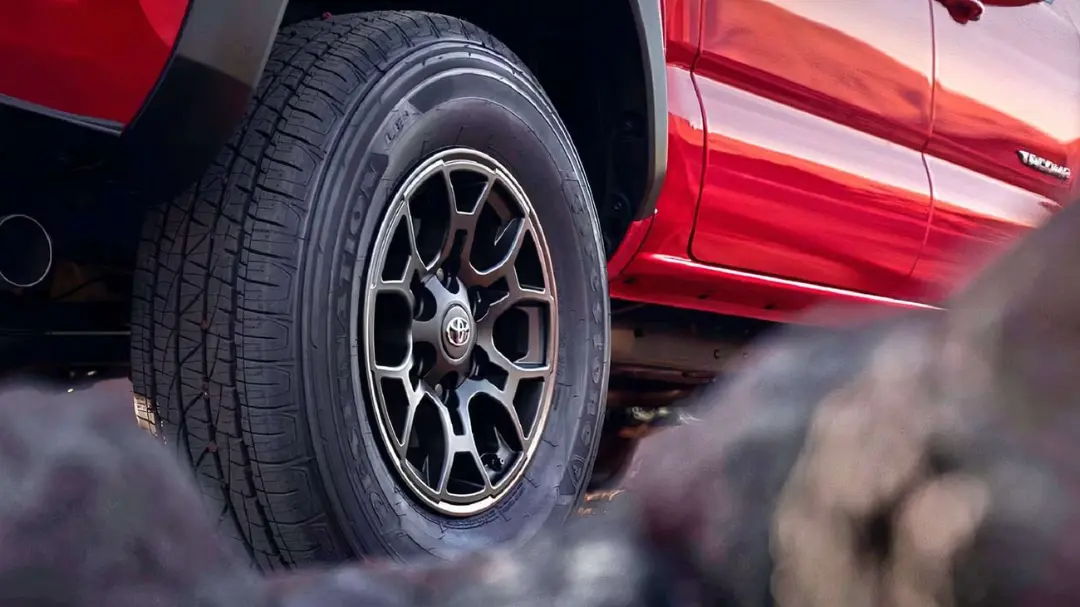 لاستیک و رینگ خودروی تویوتا (Toyota) در نمای نزدیک